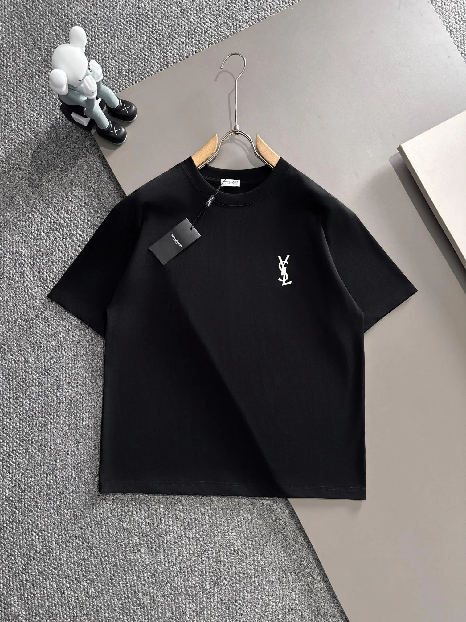 P180 Yves Saint Laurent Saint Laurent* 2꯭0꯭2꯭5 new spring and summer model ❤️ Original ⌚️ high version The fabric is made of 270 grams of high-density pure cotton. No deformation or shrinkage. Process introduction: double line movement, three-dimensional adhesive printing on the chest + three-dimensional adhesive printing on the back panel. Color: black SIZE: S-XXL